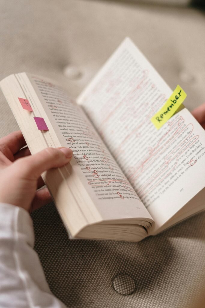 الحل الأنسب لنسيان الكتب بعد قرأتها: لماذا وضع الخطوط تحت النص لا يجدي